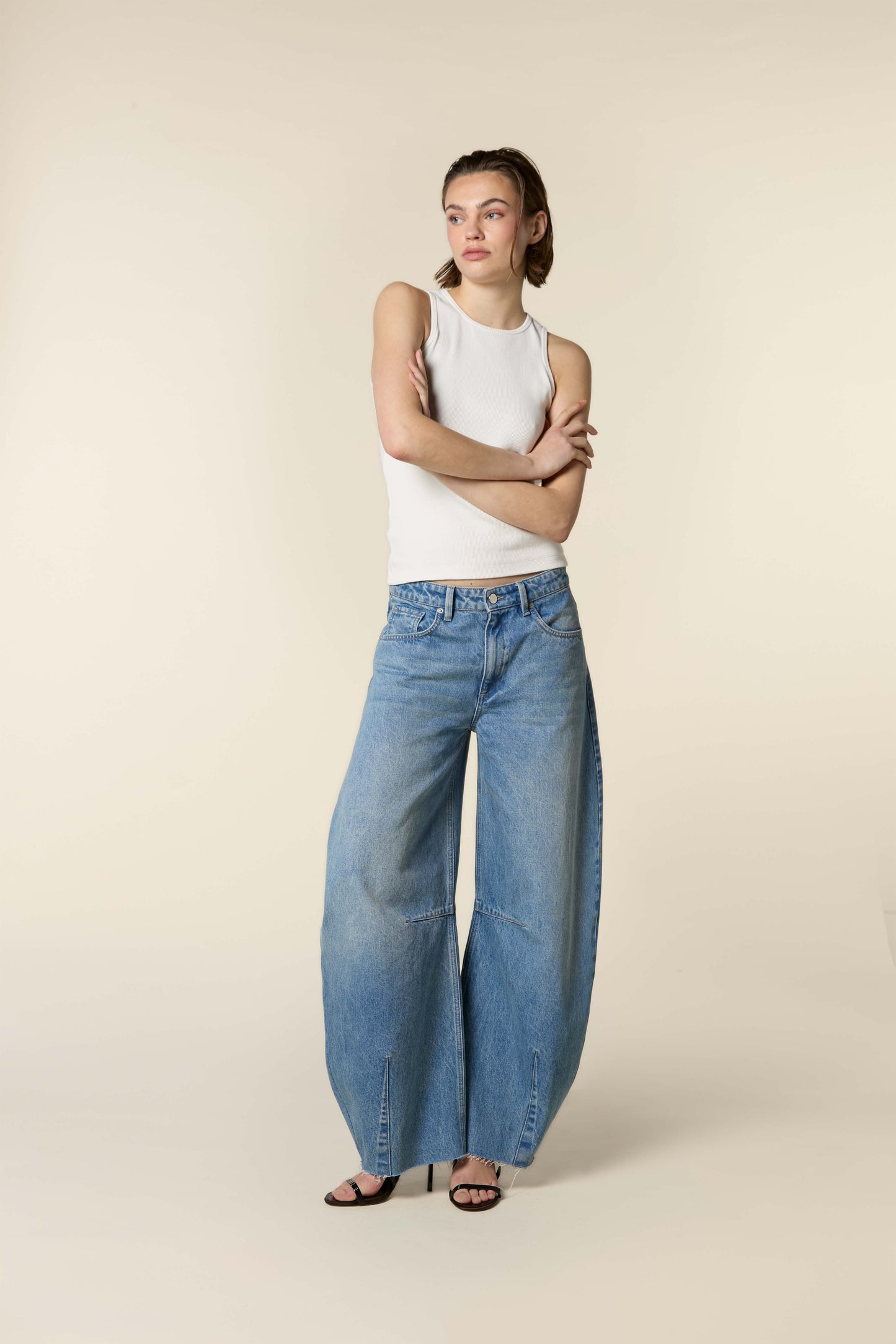 Jimi Mid Waist Barrel Jeans With Darts Vintage Wash